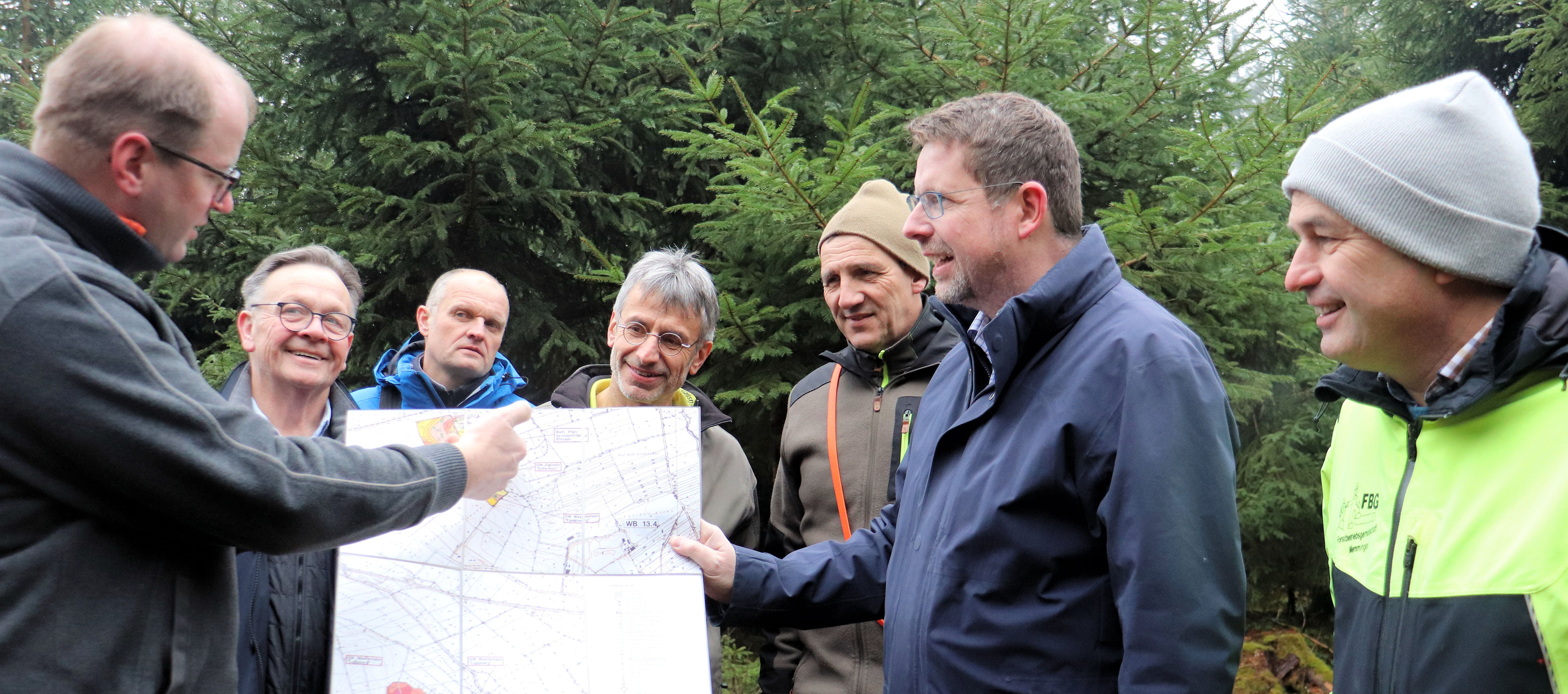 Beim Waldbegang im Unterallgäu sprach Stephan Stracke mit Waldbesitzern und Forstbetriebsfachleuten über die Herausforderungen für den Waldumbau.