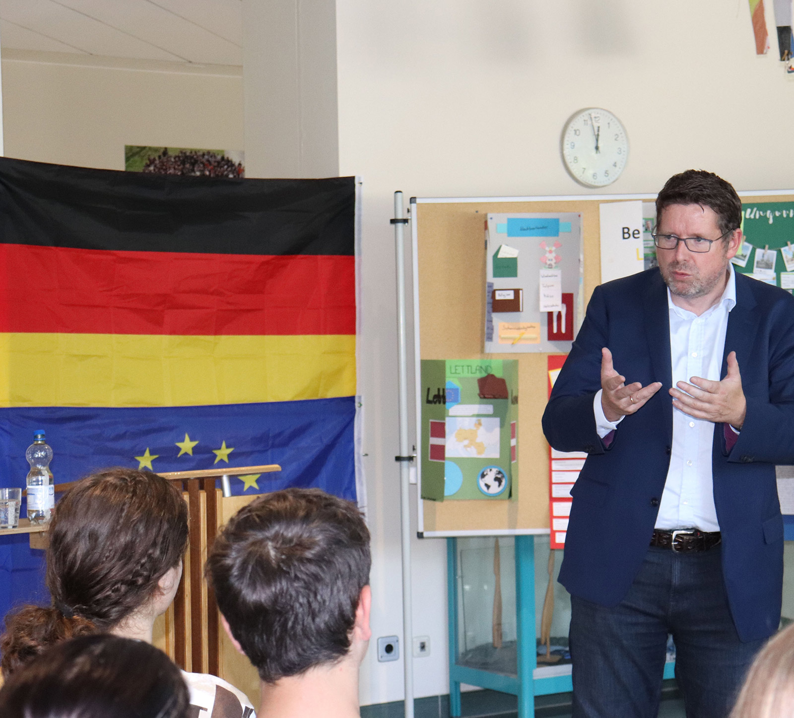 Stephan Stracke diskutiert mit Schülerinnen und Schülern in Memmingen