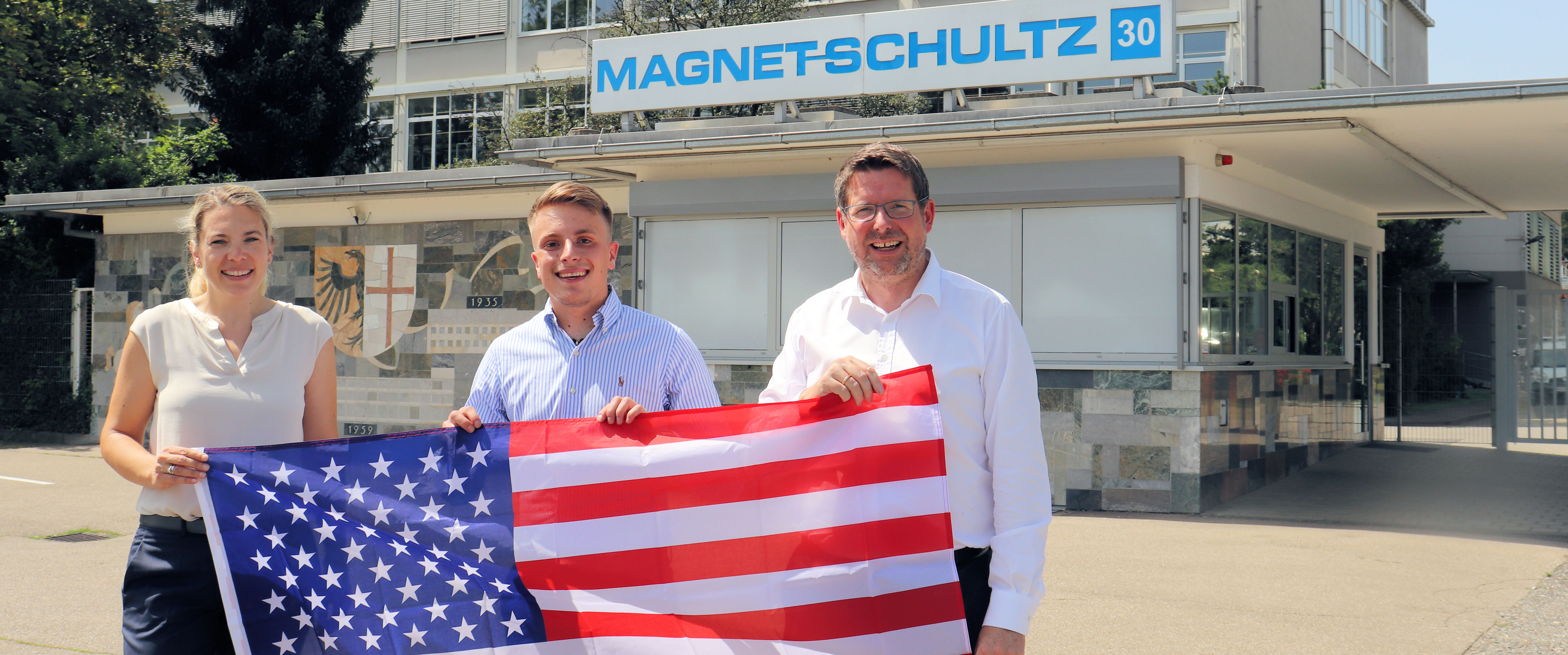 Abschiedsfoto mit USA-Flagge: Martina Faulhaber und Stephan Stracke wünschten Andre Karl alles Gute für das bevorstehende Austauschjahr in den USA. 